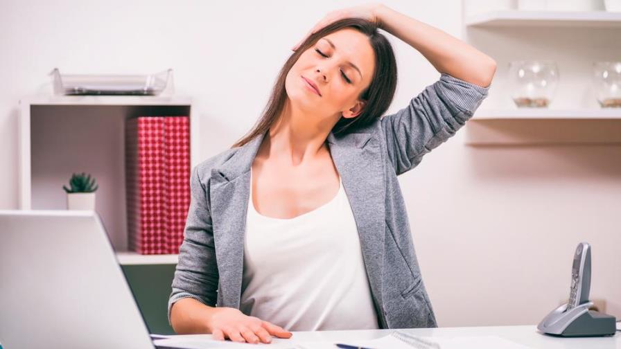 Con estos ejercicios de estiramiento puedes aliviar tu hombro, cuello y espalda Con estos ejercicios de estiramiento puedes aliviar tu hombro, cuello y espalda