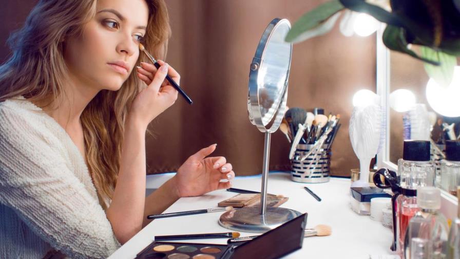 Sigue estos consejos de maquillaje y disimula tu rostro cansado Sigue estos consejos de maquillaje y disimula tu rostro cansado