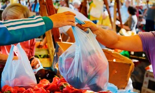 &iquest;C&oacute;mo se preparan los comercios ante la prohibici&oacute;n de entrega de fundas gratuitas?