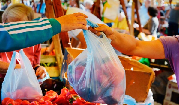 &iquest;C&oacute;mo se preparan los comercios ante la prohibici&oacute;n de entrega de fundas gratuitas?