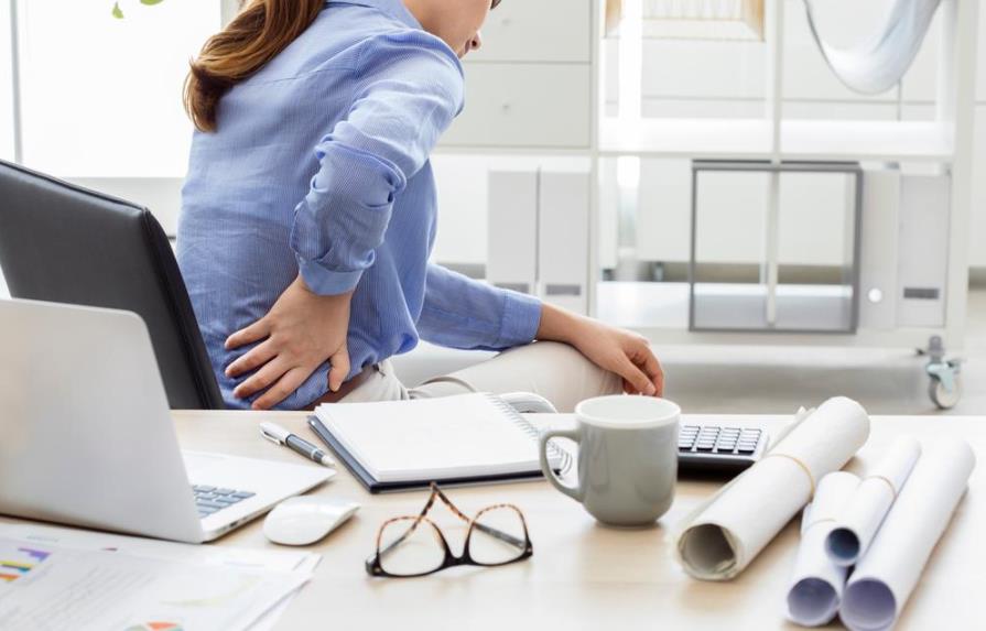 ¿Aún no lo resuelves? Consejos para evitar los dolores de espalda en el home office
