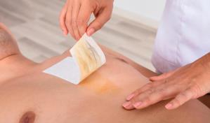 Mujer arrestada tras publicar en Instagram que su hija de 5 años la ayuda a depilar clientes adultos