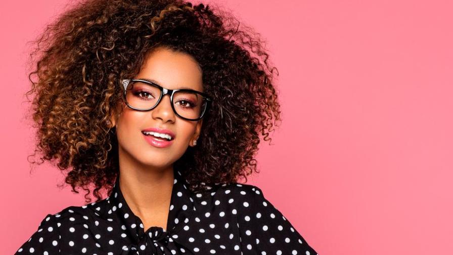 ¿Usas lentes? Sigue estos consejos para maquillarte