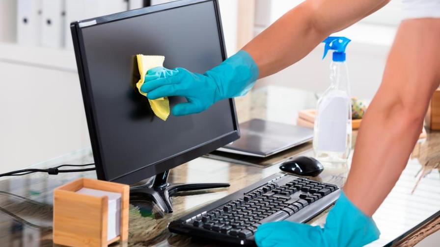 No solo tu móvil, así debes desinfectar tus aparatos electrónicos evitando estropearlos