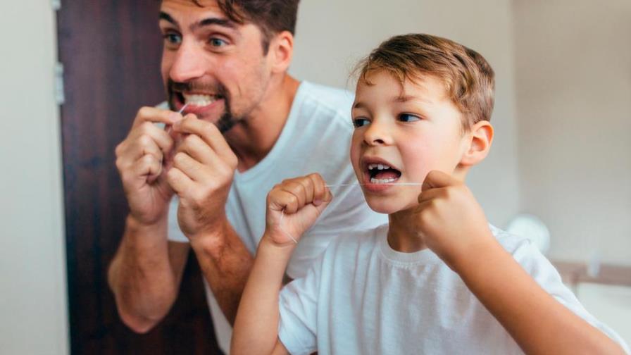 Limpieza bucodental: ¿hay que cepillarse primero o usar el hilo dental?