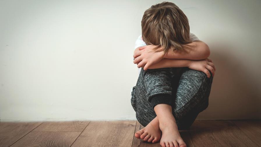 El niño orinó la cama y su padrastro le lesionó el pene como castigo