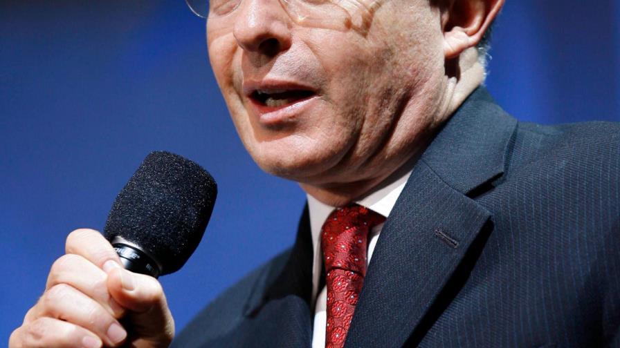 EEUU pide libertad para expresidente colombiano Uribe, a quien llama “héroe”