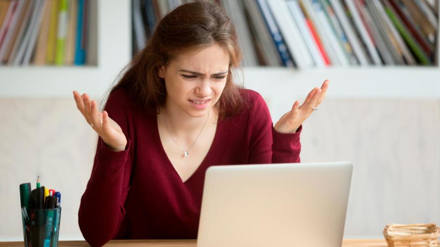 Joven arremete contra su empleador por referirse a ella como “no tan linda”