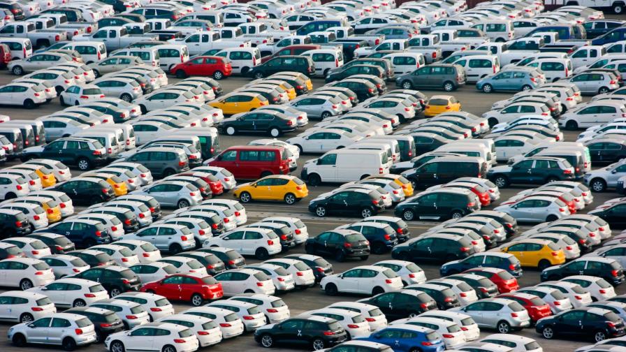 Trump retrasará aranceles a carros por seis meses