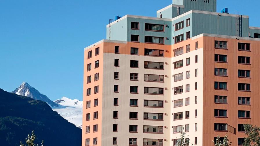 Whittier, la historia del pueblo que vive en un único edificio Whittier, la historia del pueblo que vive en un único edificio