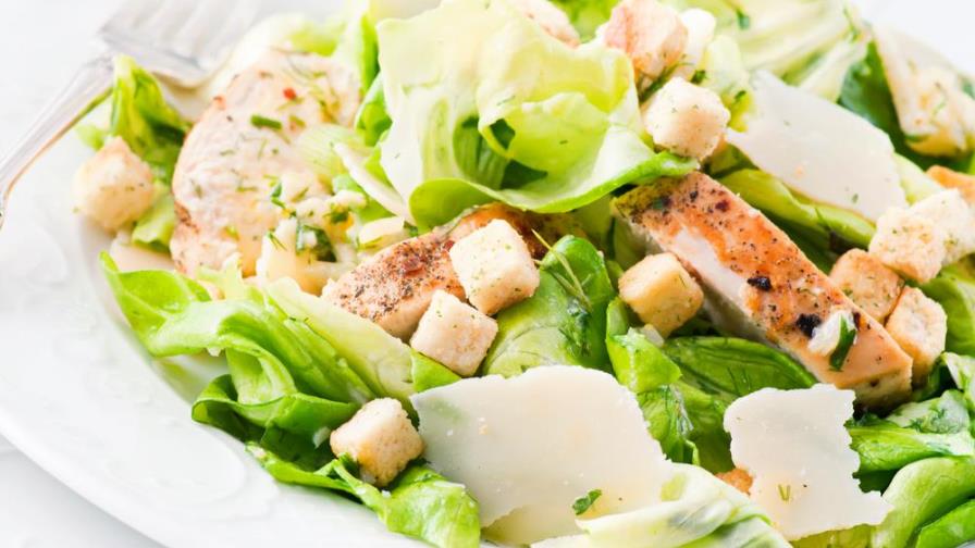 No deberías agregarle estos ingredientes a tu ensalada si quieres que sea saludable