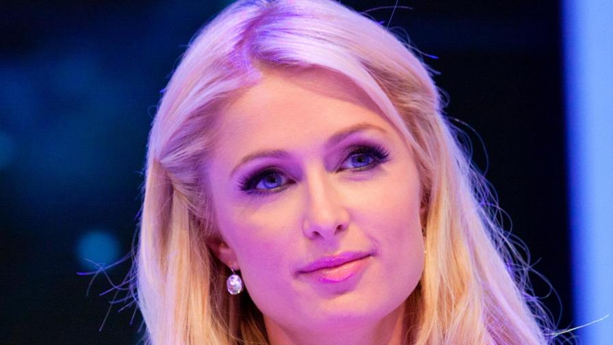 Paris Hilton sorprende con un vestido de papel higiénico