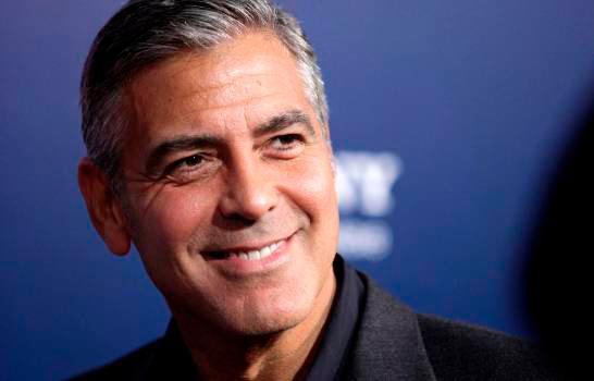 Clooney llega a los 60 como padre responsable y sin perder atractivo