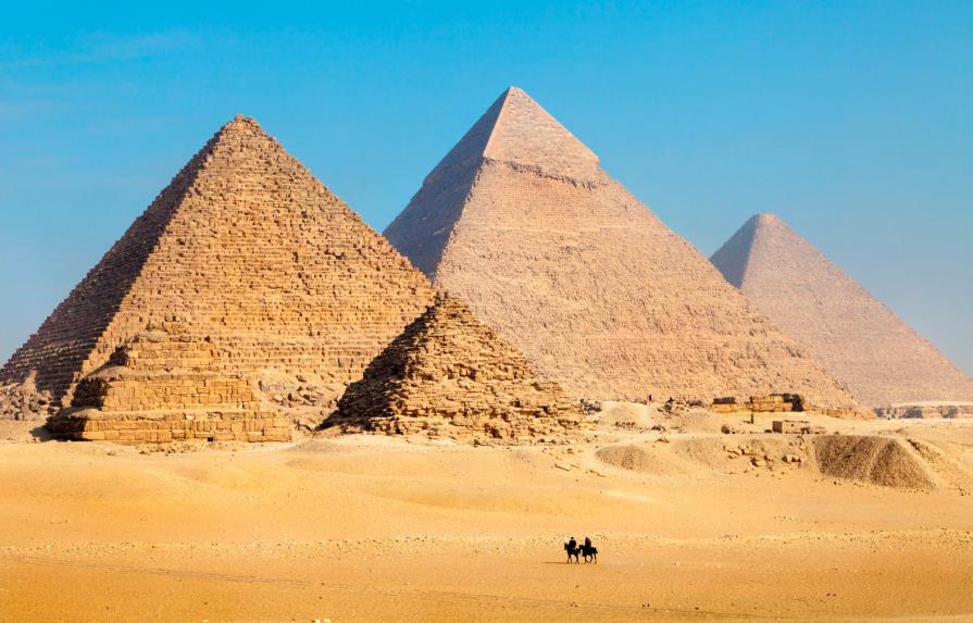 Detenido por fotografiarse con el trasero al aire en las pirámides de Guiza