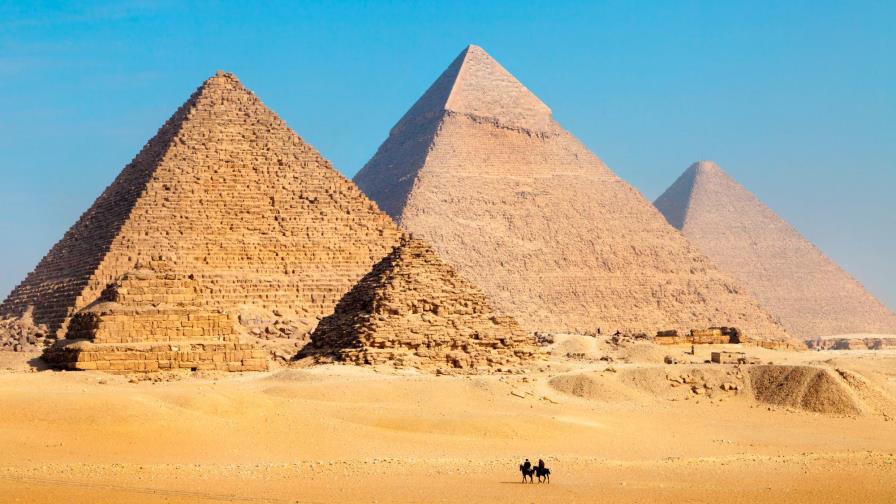 Detenido por fotografiarse con el trasero al aire en las pirámides de Guiza