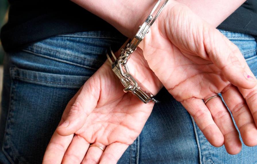 Policía apresa mujer acusada de hipnotizar a varios ciudadanos para robarles dinero y pertenencias 