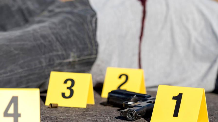 Hombre mata a 2 personas, hiere otras 2, en motel en Houston