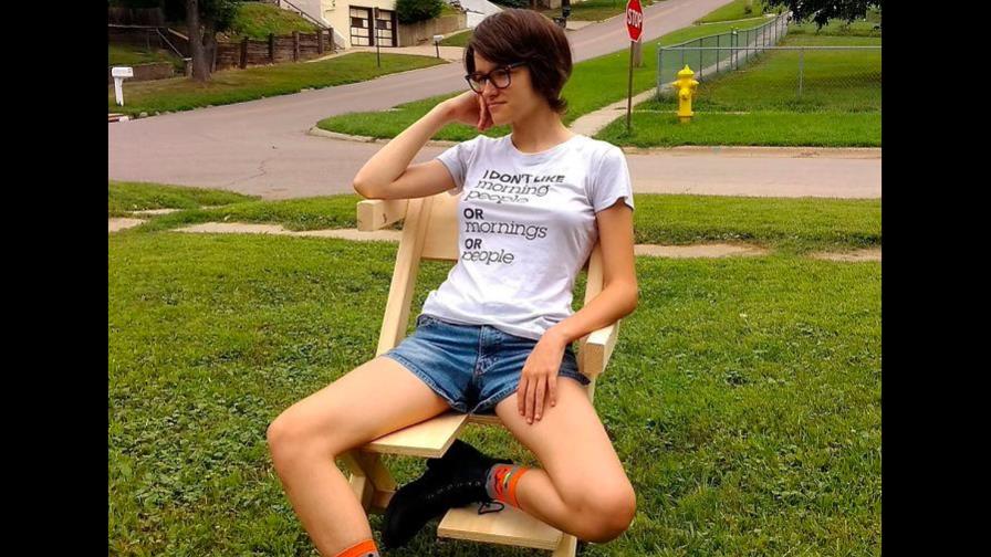 Padre construye una “silla-bi” para su hija bisexual 