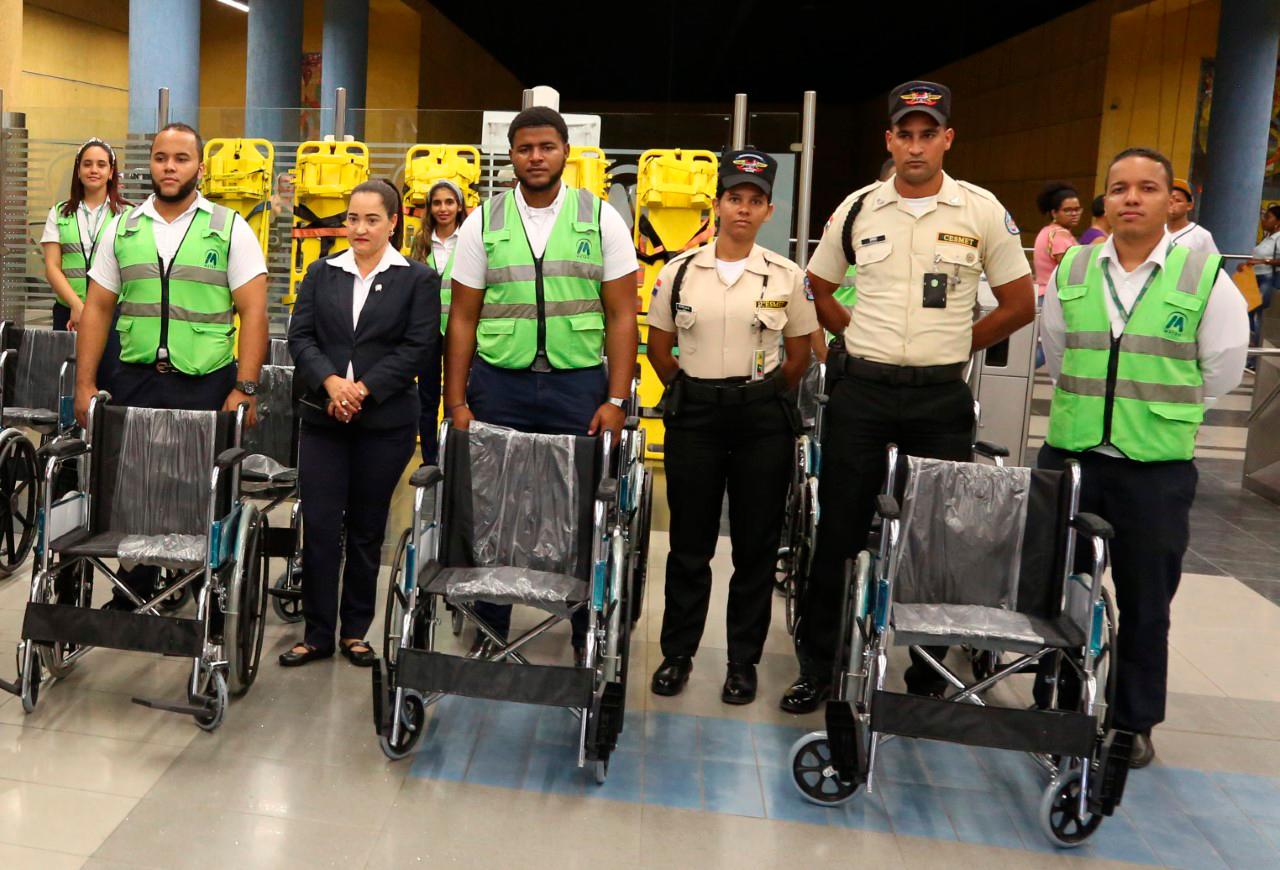 Parte del personal que manejará las sillas. 