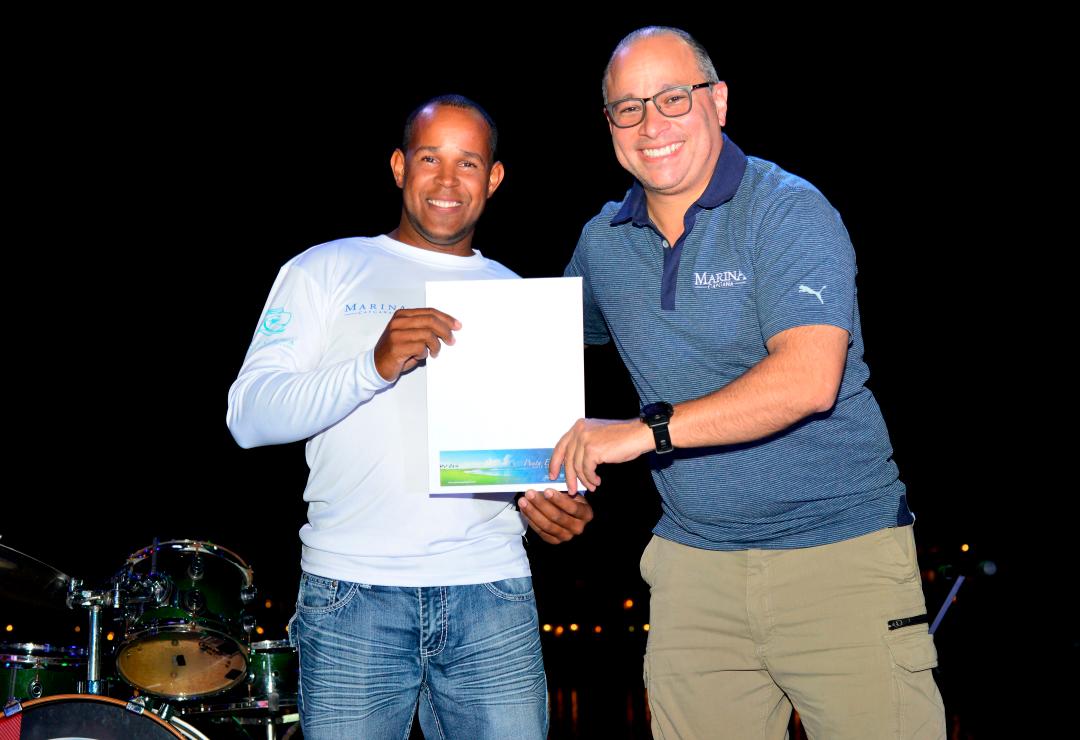 SilvanoSuazo, director de la Marina, entrega premio a lancha CCM1