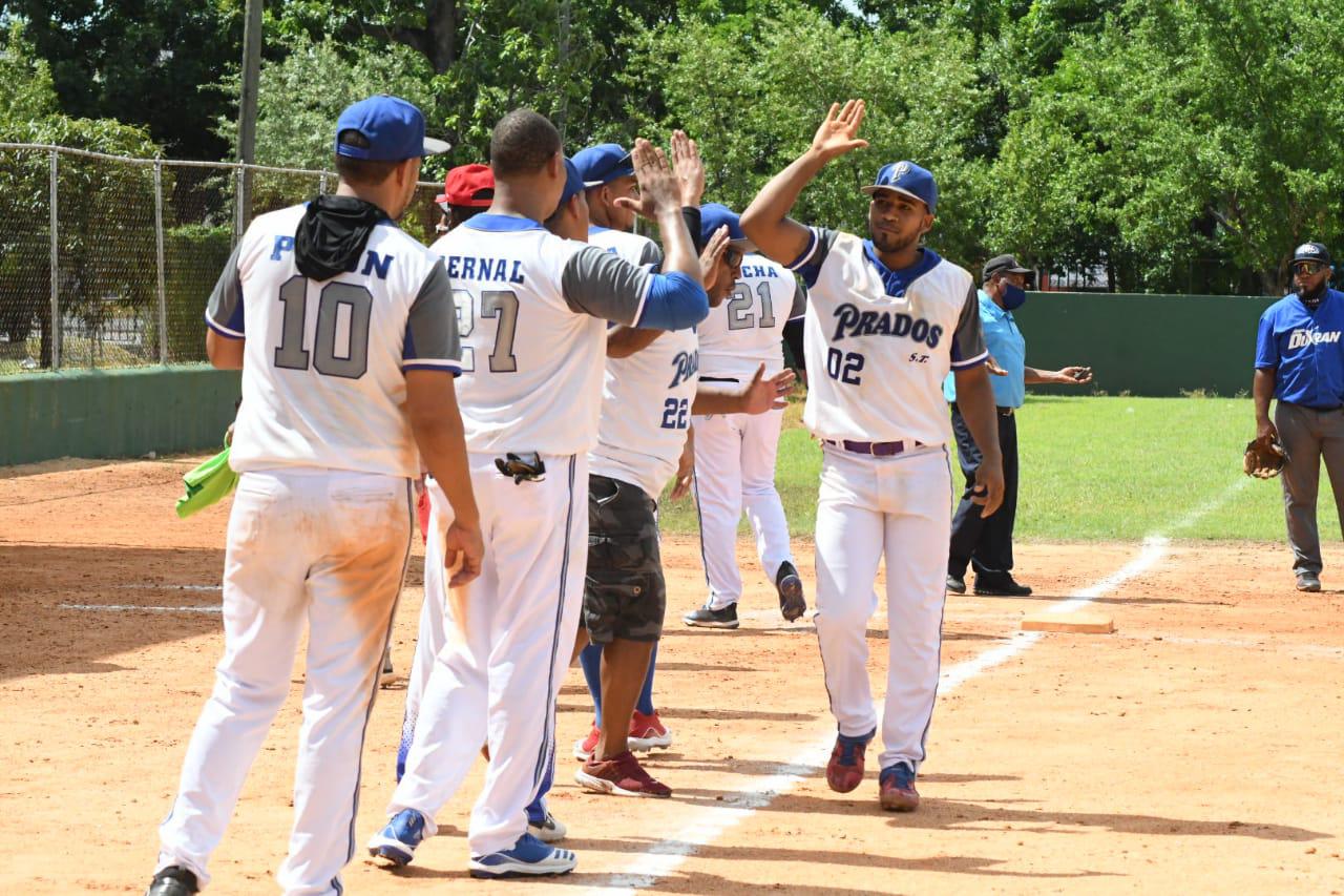 Silvestre Herrera,  de los Prados del Cachón, pegó jonrón y es felicitado por sus compañeros al llegar al Home-Play. (Prensa Asadina/Martín Avila María).