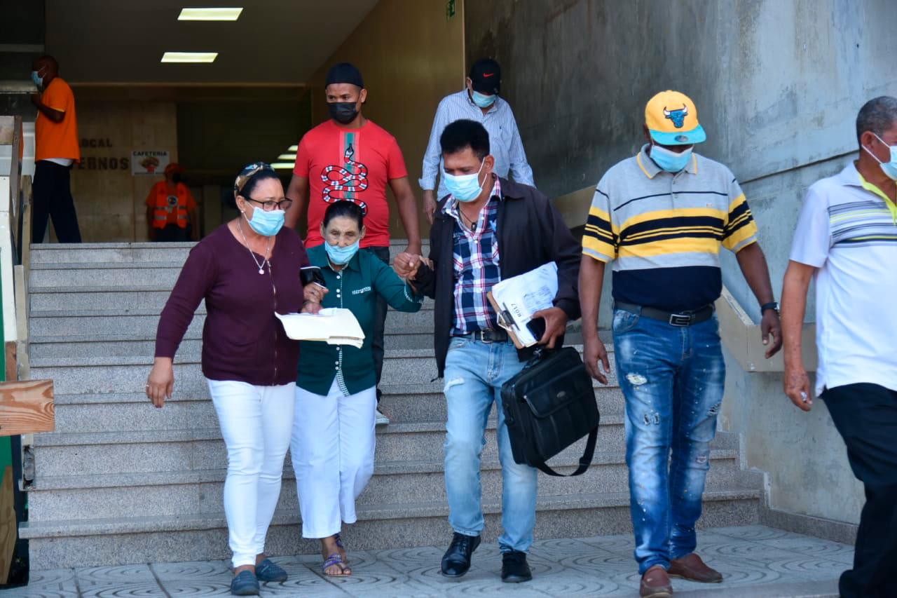 Los empleados salieron guardando la calma y se reunieron en un punto de encuentro.