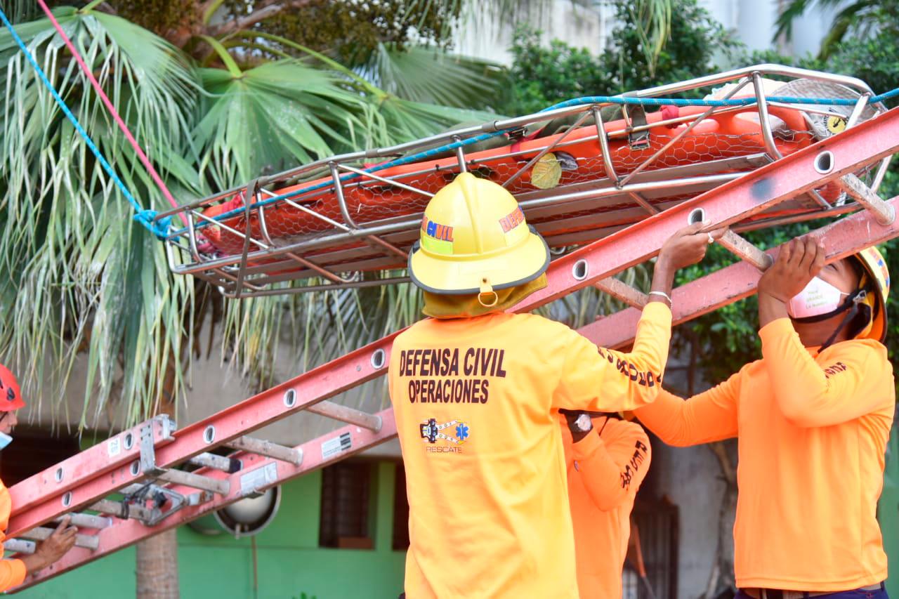 Miembros de la Defensa Civil.