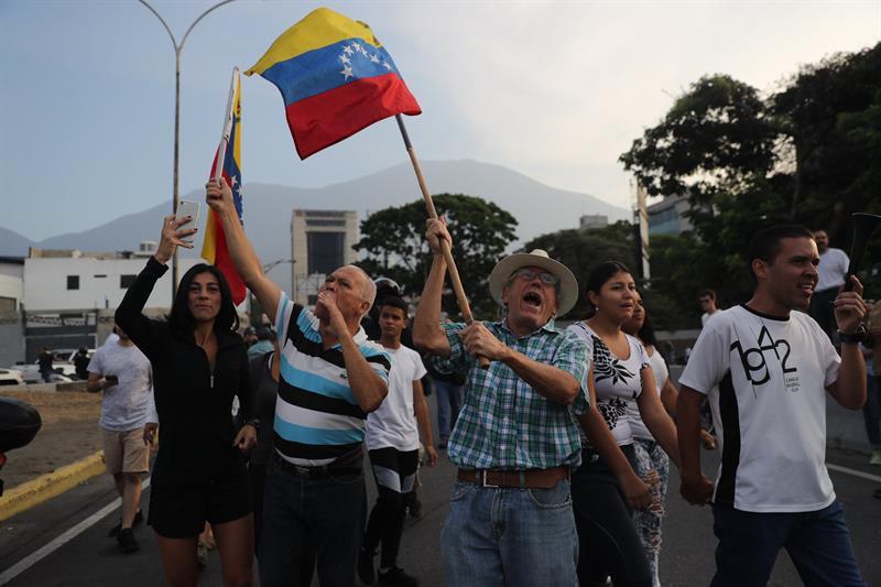 Centenares de venezolanos cortan las calles de Caracas en apoyo a Guaidó