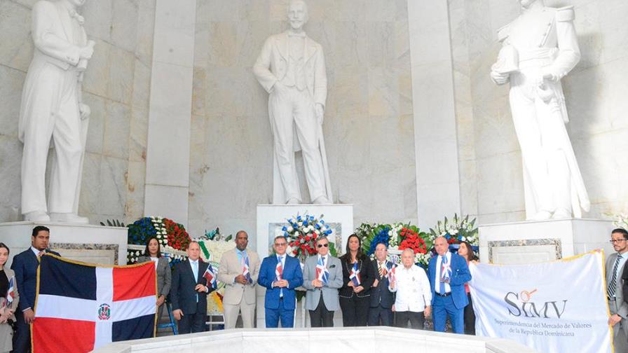 Superintendencia del Mercado de Valores deposita ofrenda floral en el Altar de la Patria