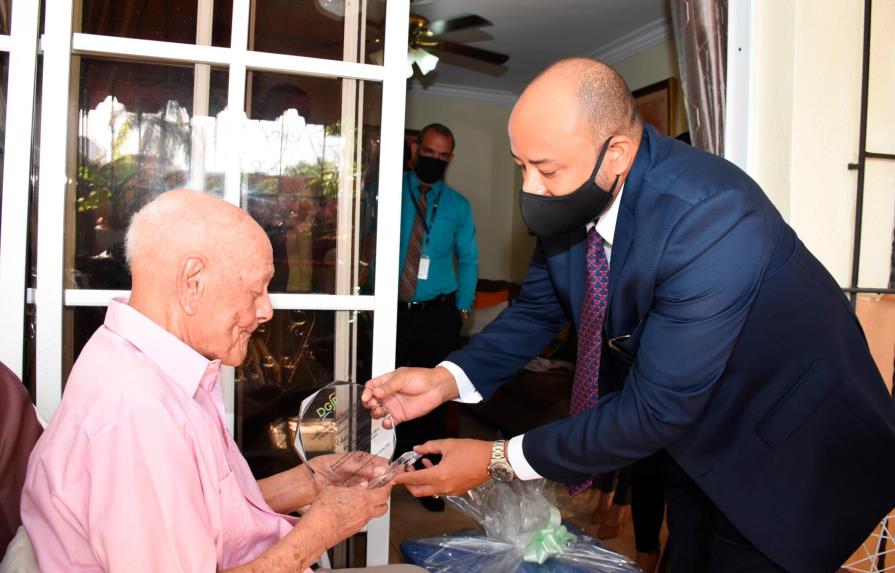 Envejeciente de 102 años recibe reconocimiento por 36 años de servicio en el Estado dominicano