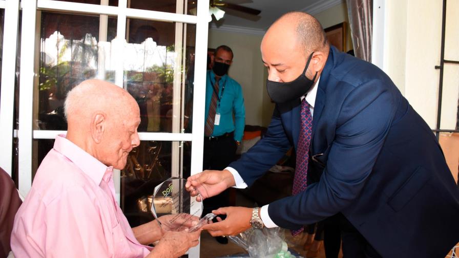 Envejeciente de 102 años recibe reconocimiento por 36 años de servicio en el Estado dominicano Envejeciente de 102 años recibe reconocimiento por 36 años de servicio en el Estado dominicano