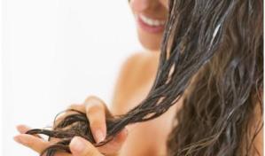 La razón por la que tienes que exfoliarte el cuero cabelludo