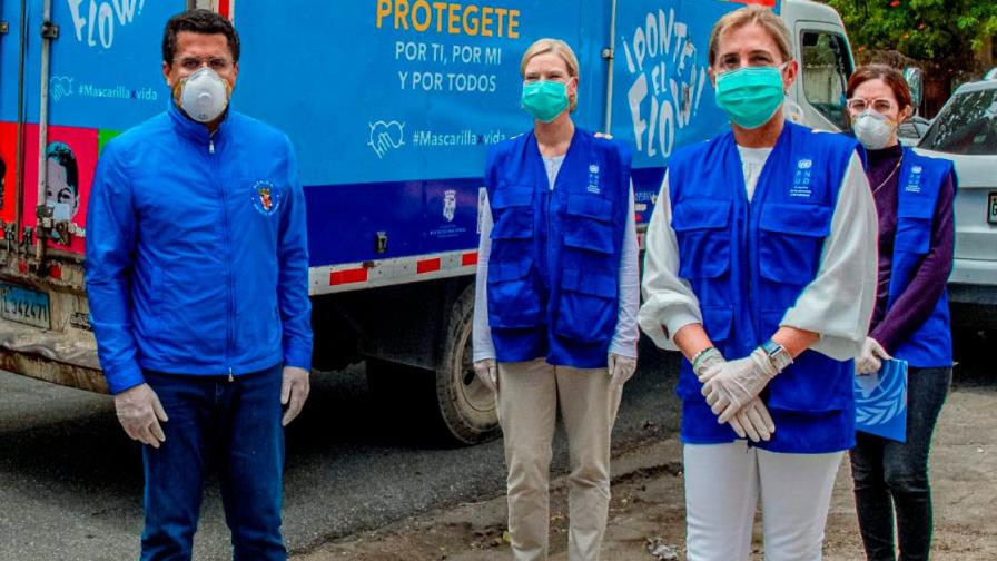 Alcaldía del Distrito Nacional sigue entregando mascarillas y guantes