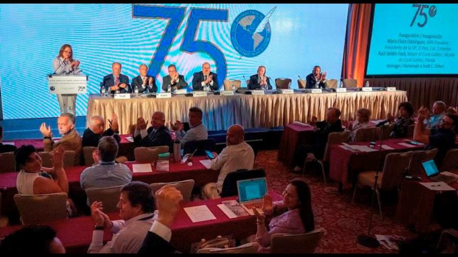 Los peligros y retos que enfrentan los periodistas en América