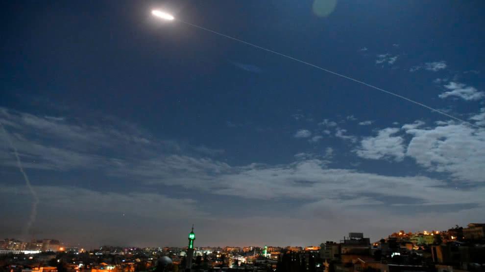 La defensa antiaérea siria responde a “misiles israelíes” en el sur