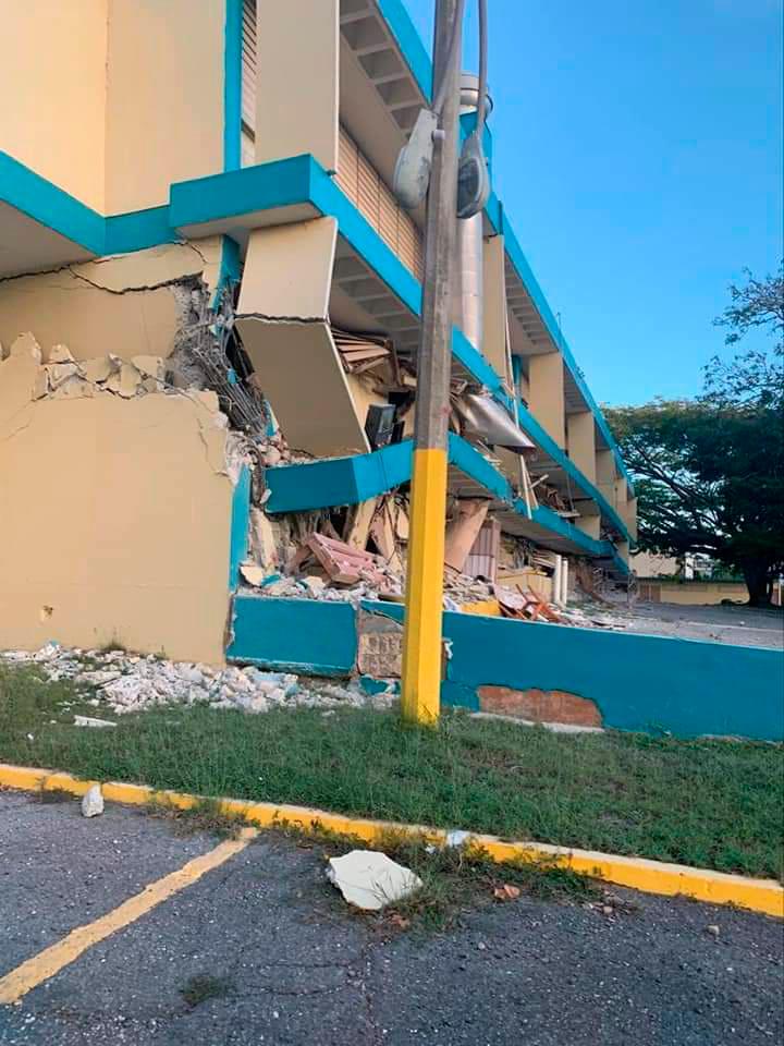 Edificio destruido tras sismo de 6.4 que sacudió la madrugada de este martes a Puerto Rico.