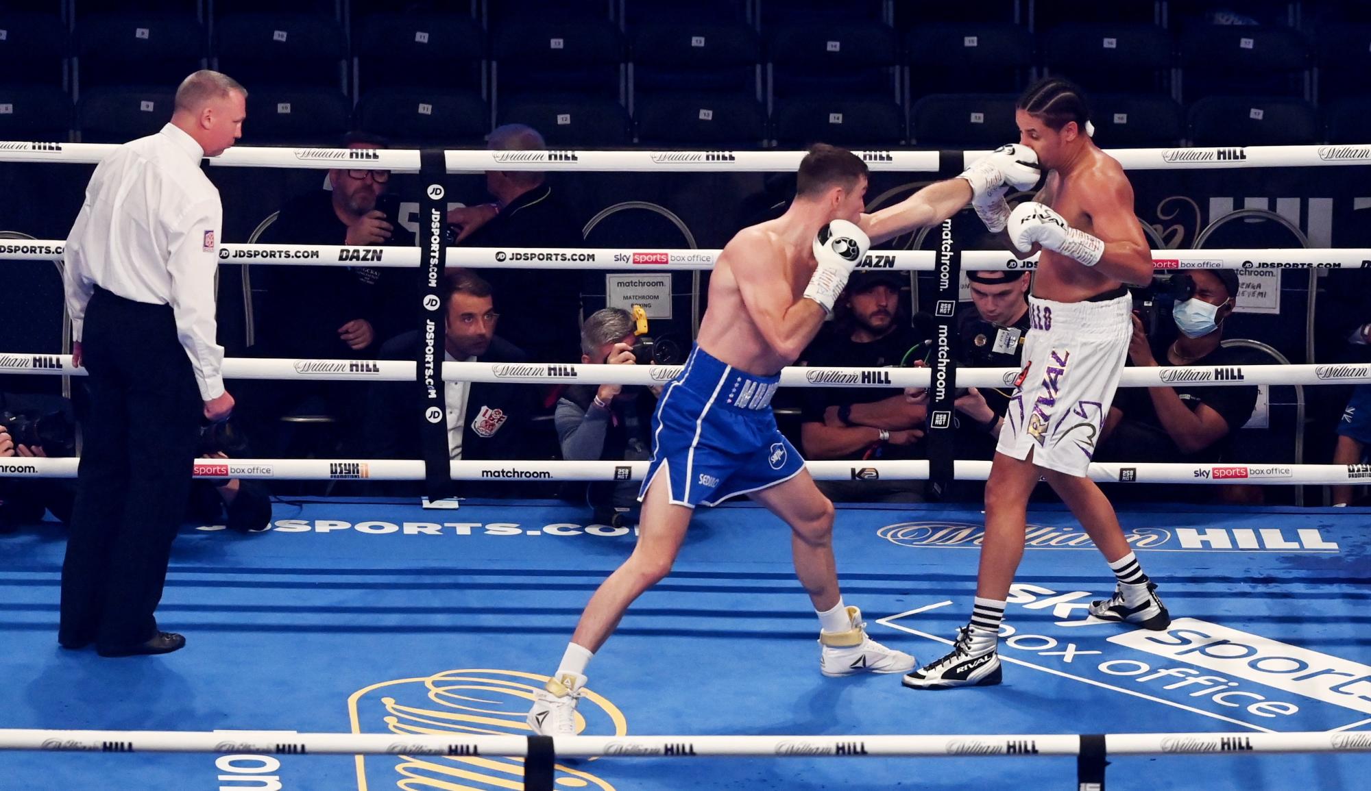 El británico Callum Smith (izq.) En acción contra el dominicano Lenin Castillo (der.) Durante su combate por el título de peso semipesado en el Tottenham Hotspur Stadium de Londres, Reino Unido, el 25 de septiembre de 2021 (República Dominicana, Reino Unido, Londres) (EFE/EPA/Neil Sala)
