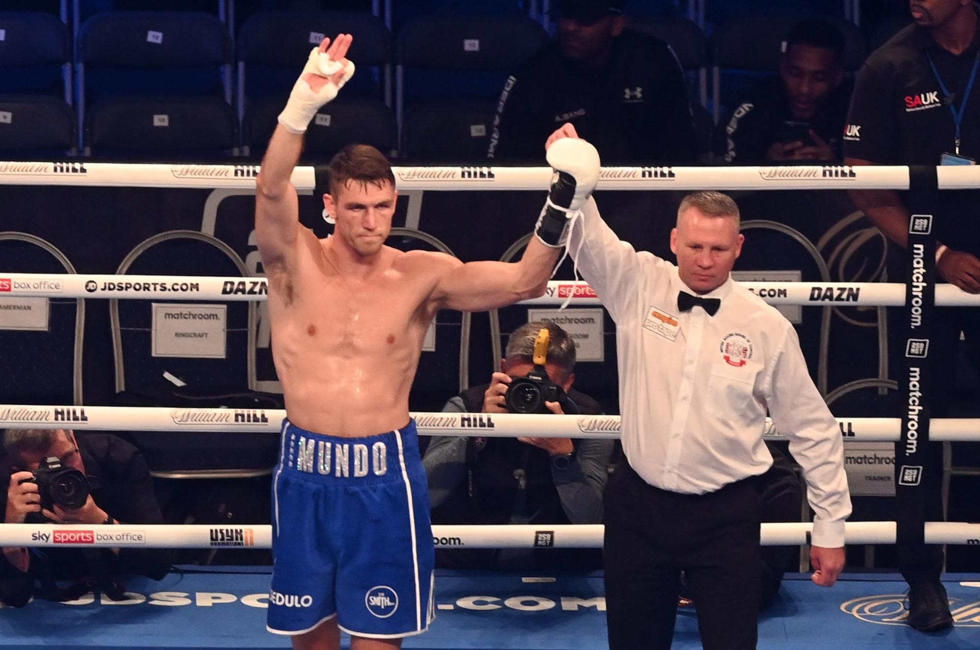 El británico Callum Smith celebra tras noquear al dominicano Lenin Castillo durante su combate por el título de peso semipesado en el Tottenham Hotspur Stadium de Londres, Reino Unido, el 25 de septiembre de 2021. (EFE/EPA/Neil Sala)