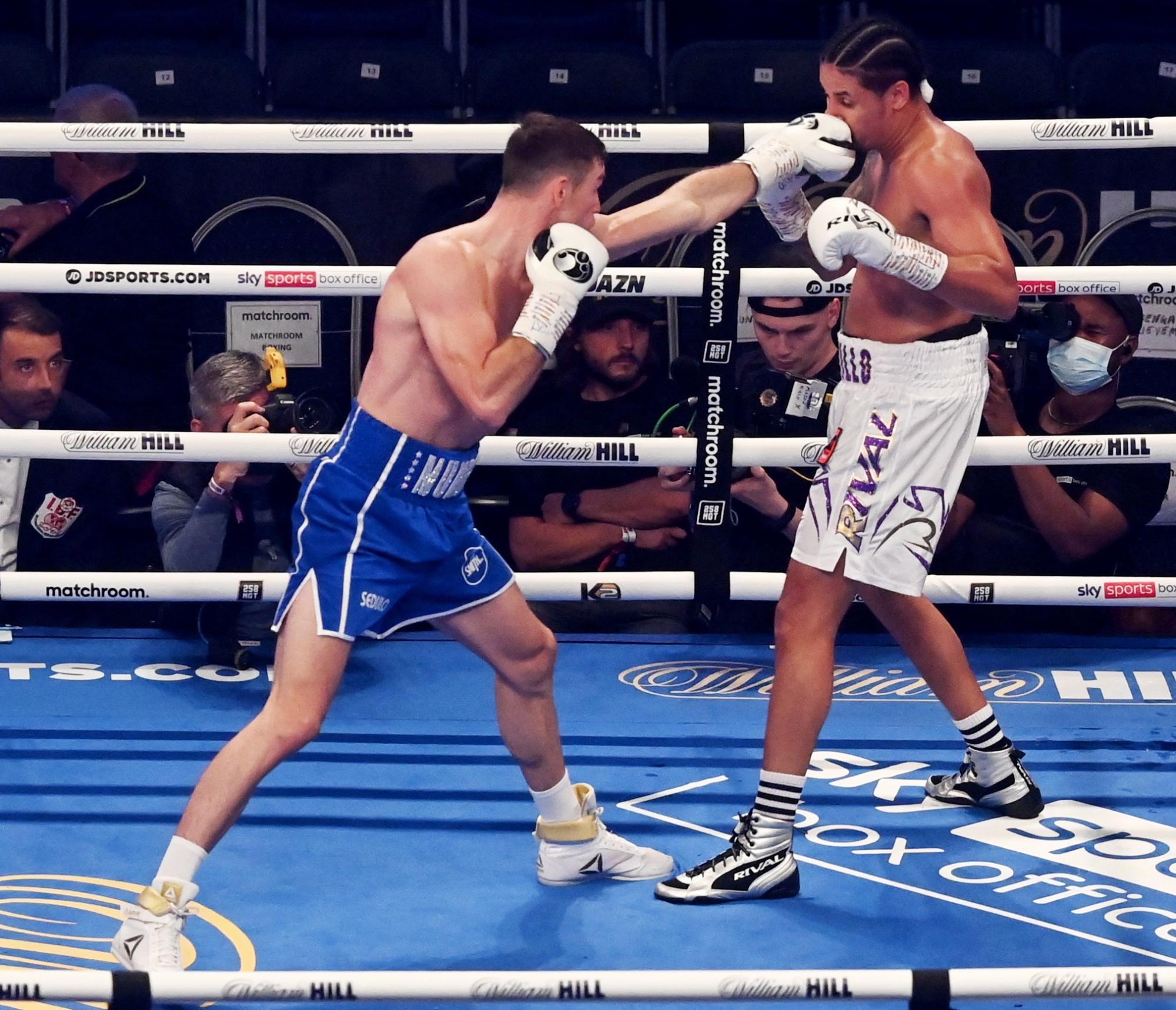 El británico Callum Smith (izq.) En acción contra el dominicano Lenin Castillo (der.) Durante su combate por el título de peso semipesado en el Tottenham Hotspur Stadium de Londres, Reino Unido, el 25 de septiembre de 2021 (República Dominicana, Reino Unido, Londres) (EFE/EPA/Neil Sala)