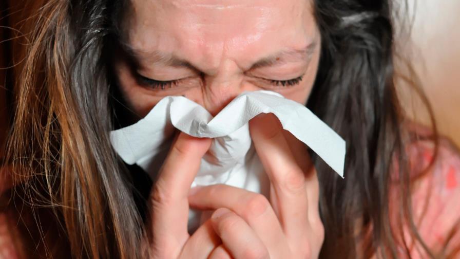 Gotas de estornudos van más lejos de lo deseado y permanecen más en el aire