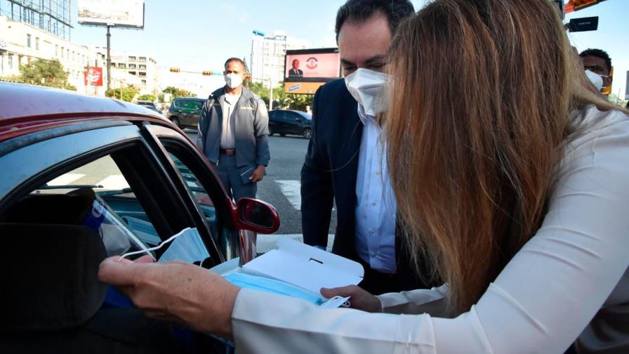 SNS y ADN entregan mascarillas en diferentes avenidas de la capital 