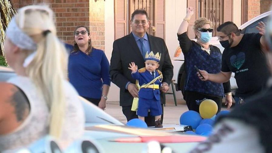 Con caravana celebran cumpleaños de pequeño sobreviviente de tiroteo en EEUU