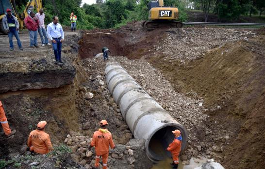 Obras Públicas trabaja a toda capacidad para restablecer el tránsito autopista Duarte