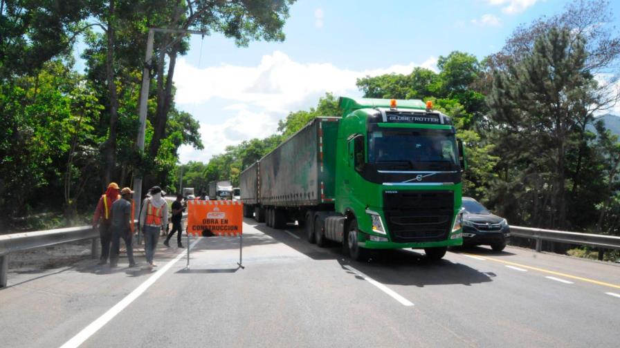 Luego de dos meses, Obras Públicas abre tramo de la autopista Duarte afectado por socavón