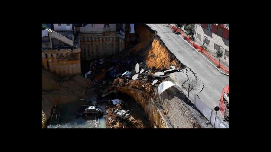 Un socavón frente al Panteón romano saca a la luz el suelo de época imperial