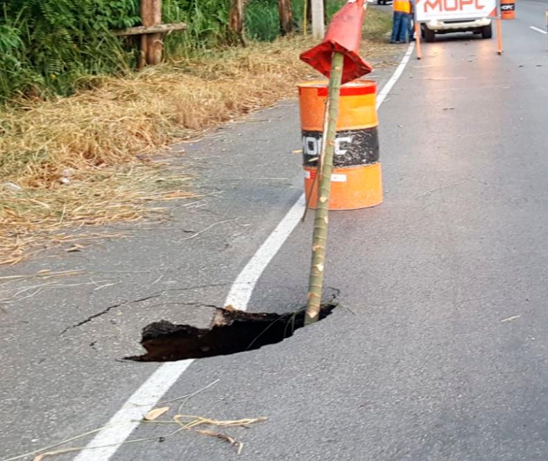 Socavón provocado en la autopista Duarte.
Obras Públicas informa de socavón en tramo de la autopista Duarte