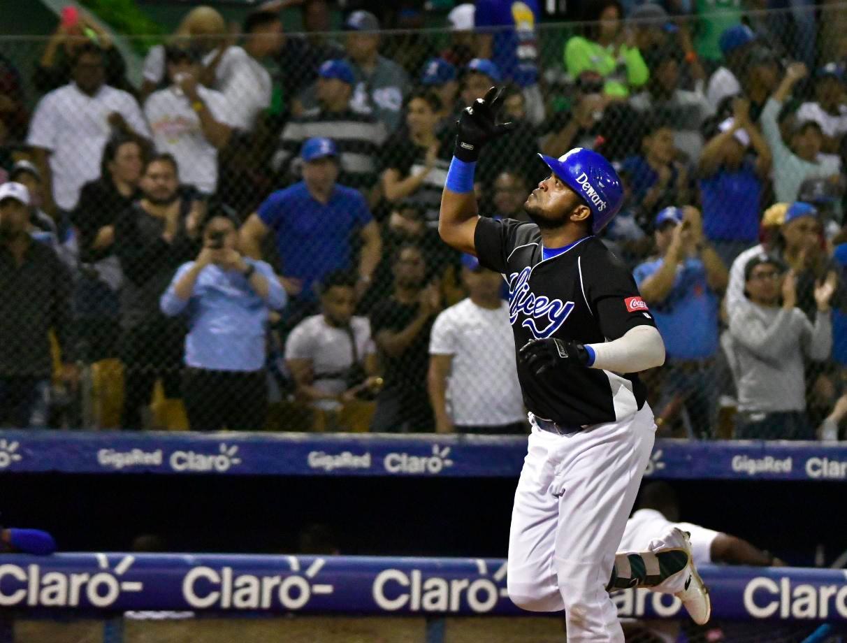 Sócrates Brito, de los Tigres del Licey, celebra el jonrón solitario que conectó al lanzador Logan Bawcom, de los Toros del Este, en el cuarto episodio en el partido  que ambos equipos disputaron la noche del 14 de enero de 2020 en el Estadio Quisqueya, correspondiente al round robin. 