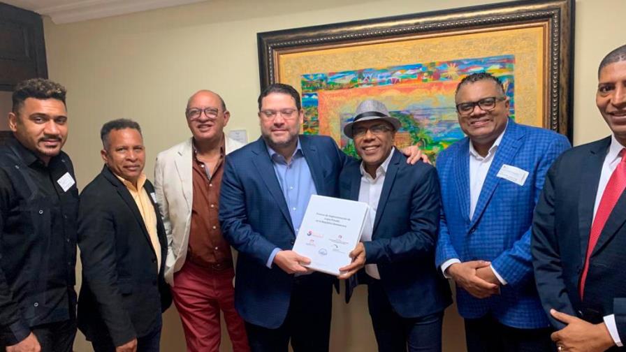 Directivos de sociedades de gestión se reúnen con director de Aduanas Directivos de sociedades de gestión se reúnen con director de Aduanas