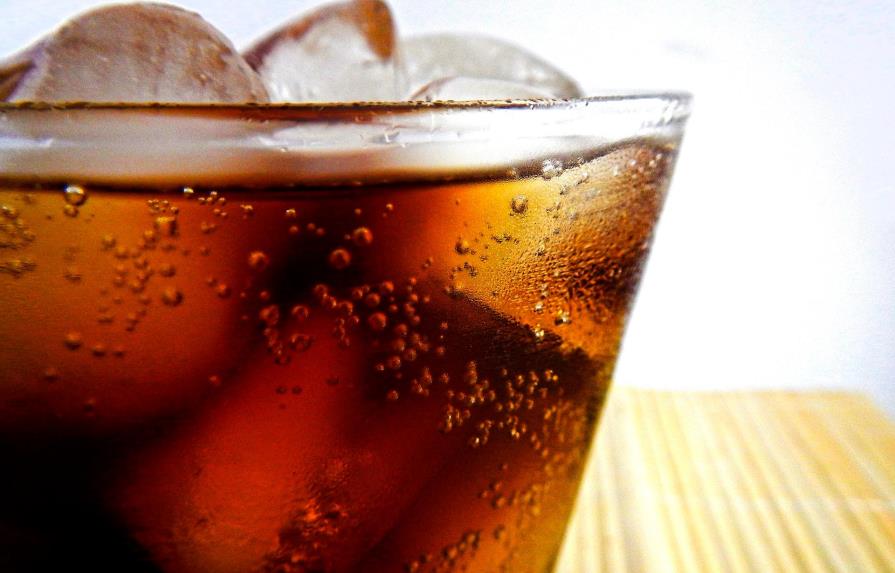 Coca-Cola gana 65% más en primer trimestre pero avisa de impacto de COVID-19