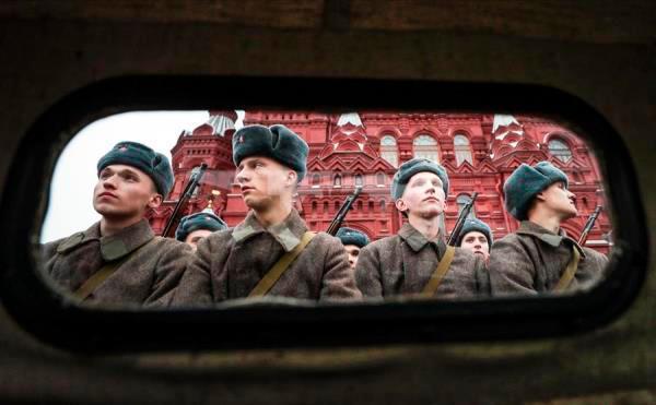 Un desfile en la plaza Roja de Moscú conmemora la parada militar de 1941